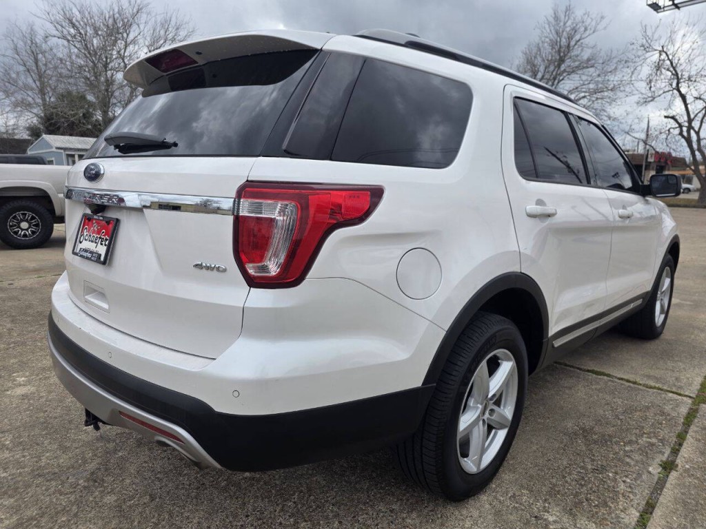 2017 Ford Explorer Image 8