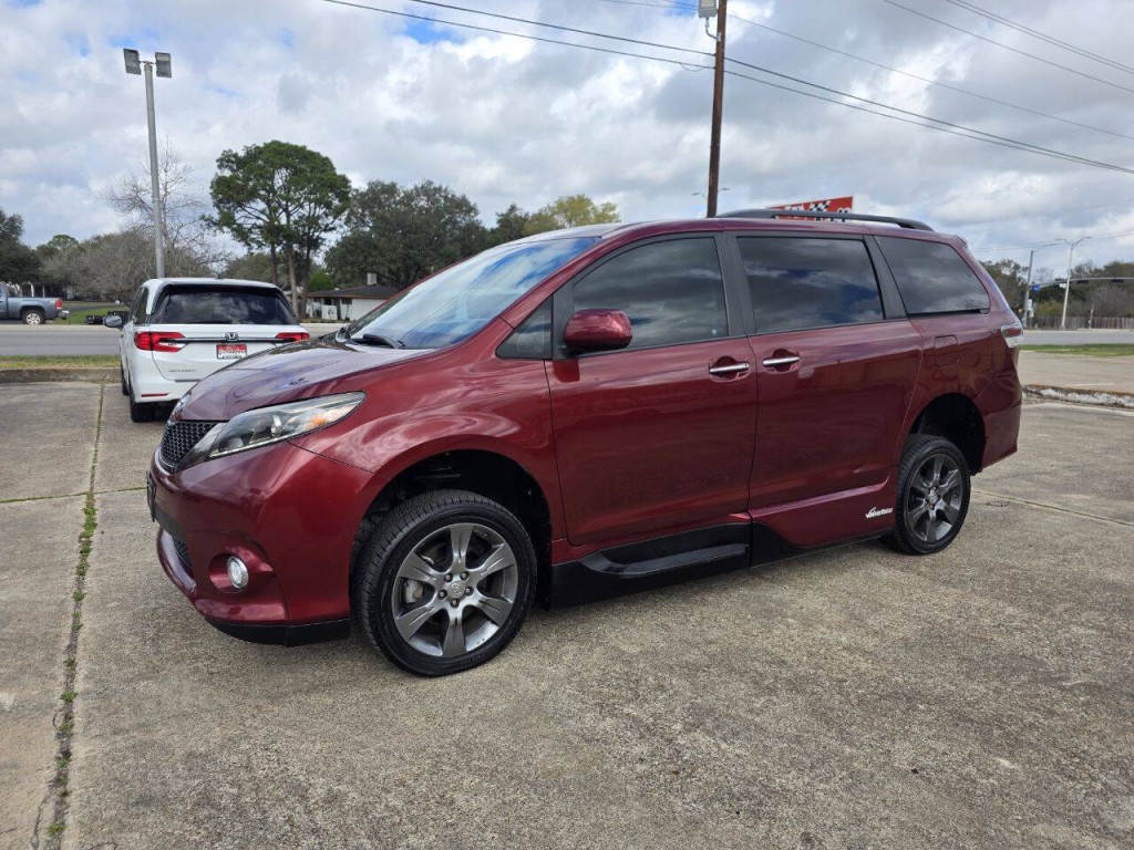 2015 Toyota Sienna Image 2