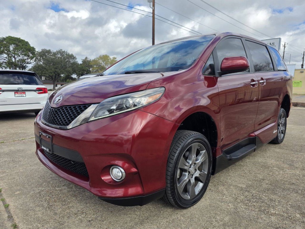 2015 Toyota Sienna Image 3