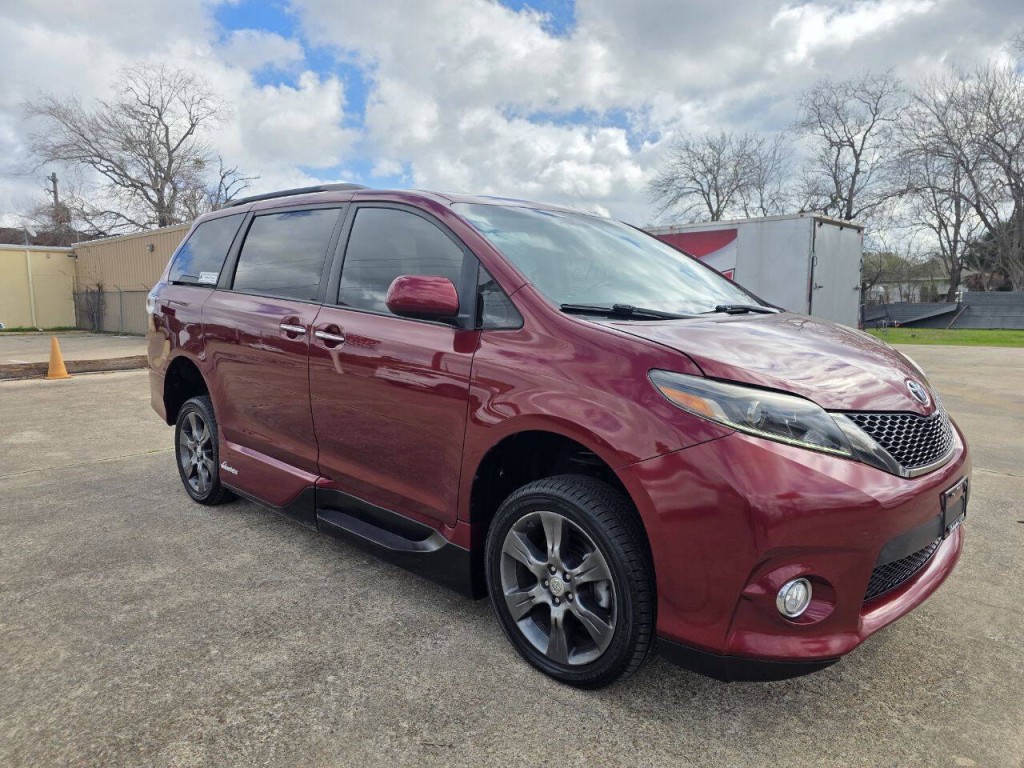 2015 Toyota Sienna Image 5