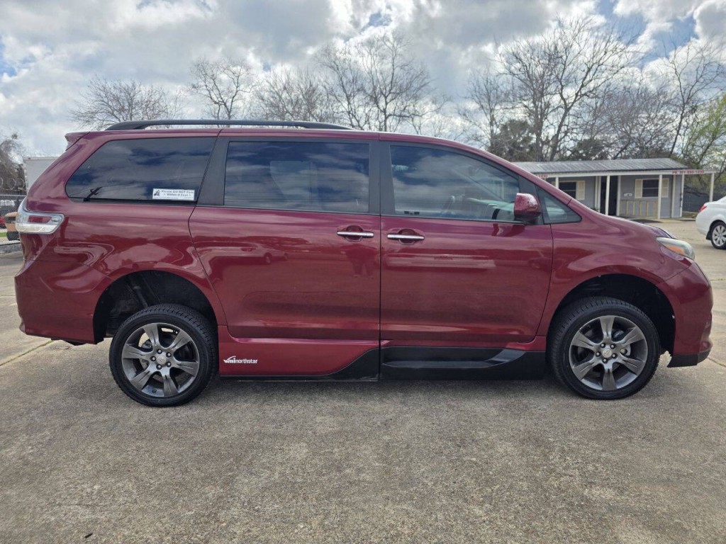 2015 Toyota Sienna Image 6