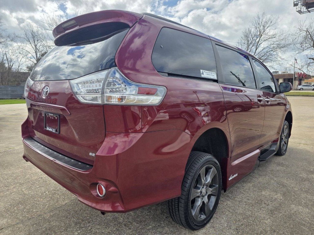 2015 Toyota Sienna Image 7