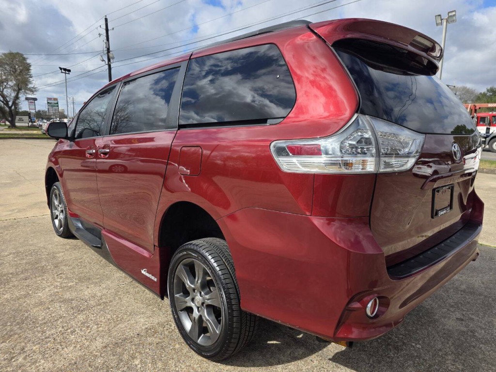 2015 Toyota Sienna Image 9