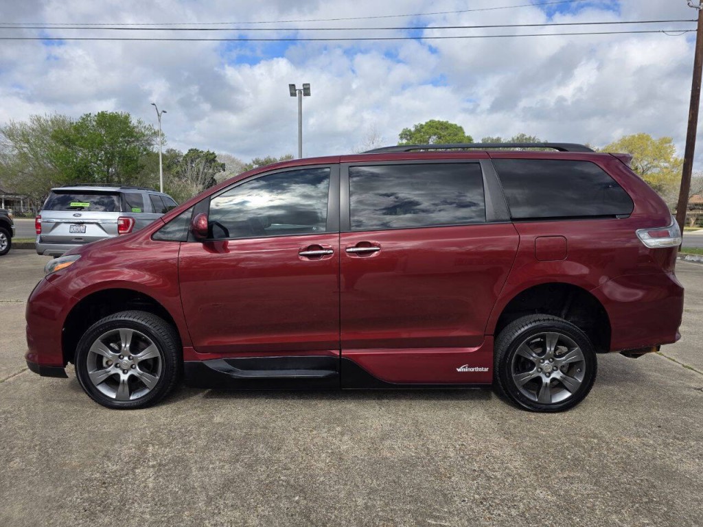 2015 Toyota Sienna Image 10