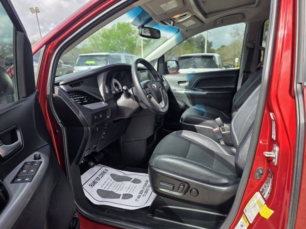 2015 Toyota Sienna Image 13