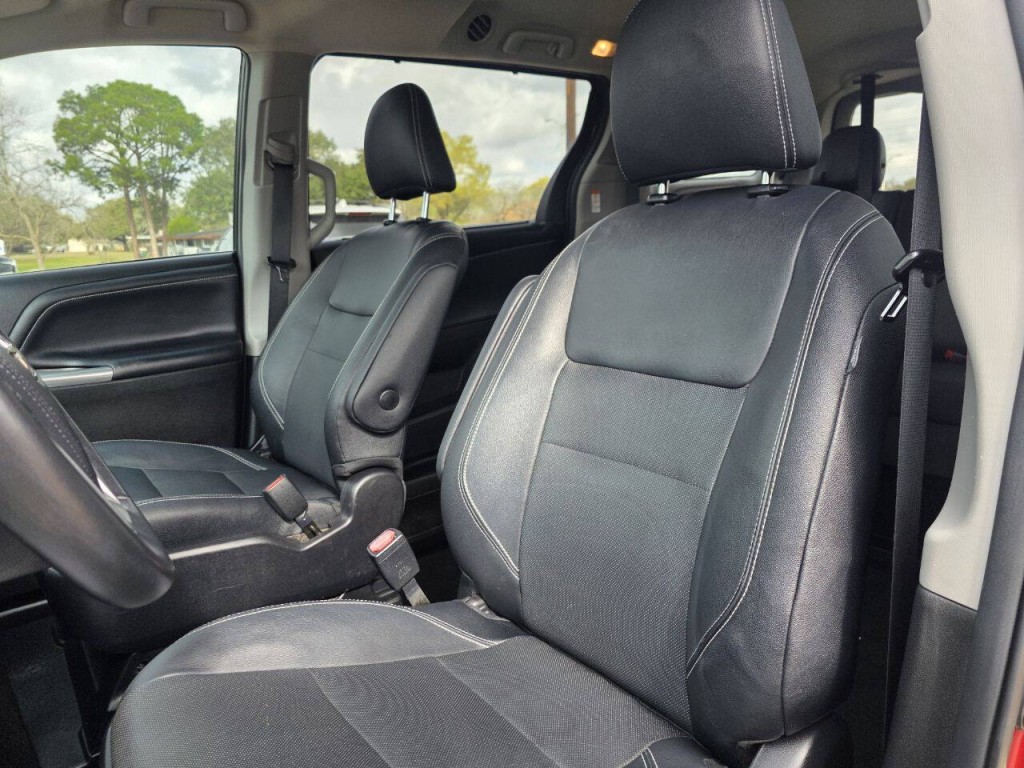 2015 Toyota Sienna Image 14