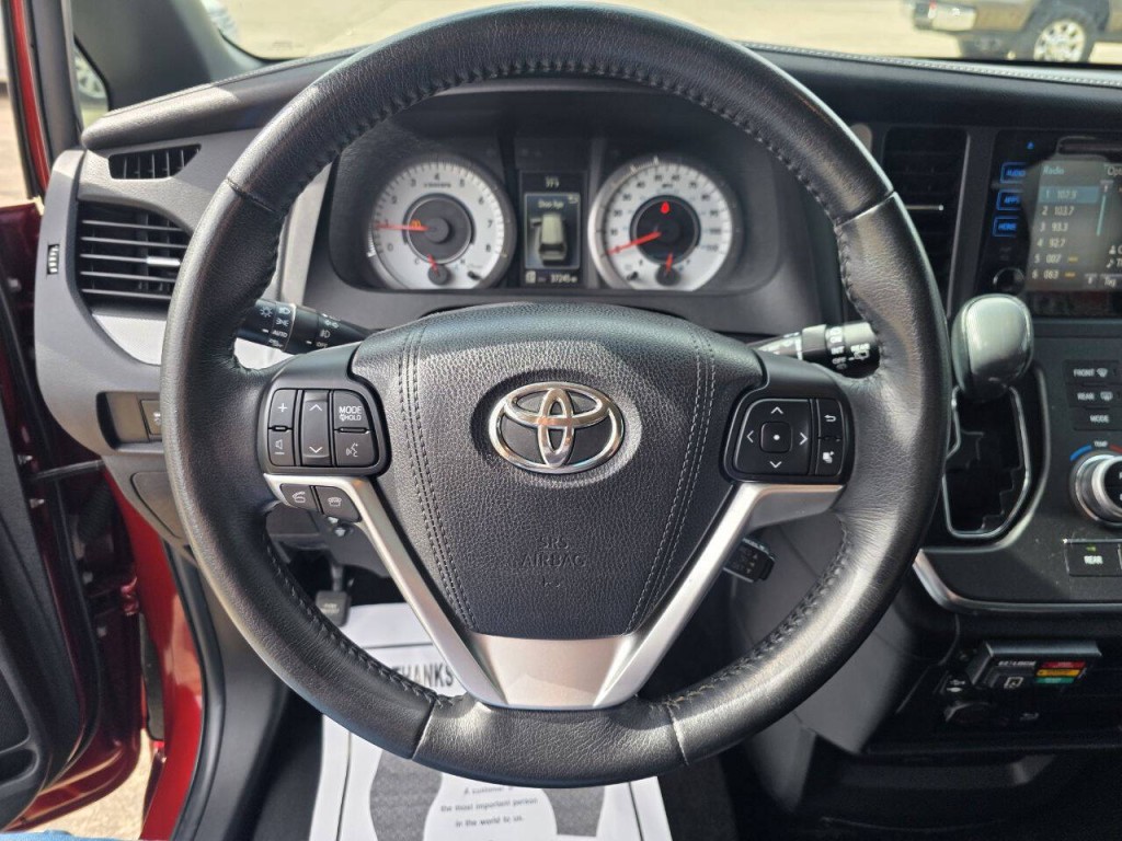 2015 Toyota Sienna Image 17