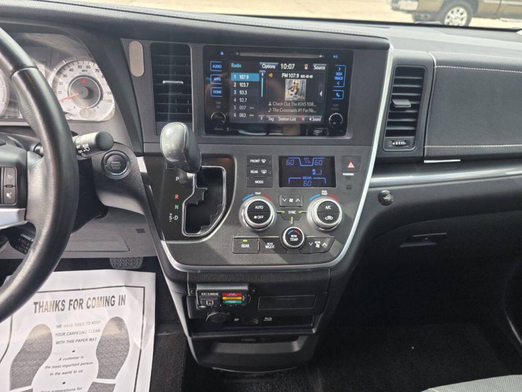 2015 Toyota Sienna Image 18