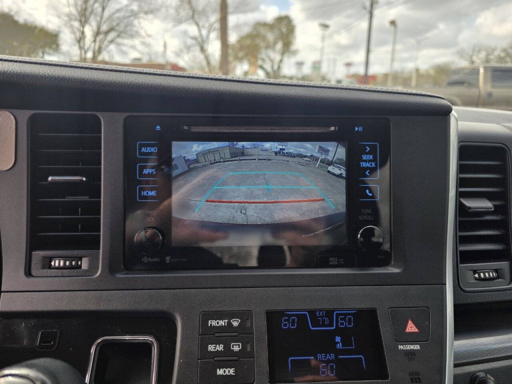 2015 Toyota Sienna Image 20