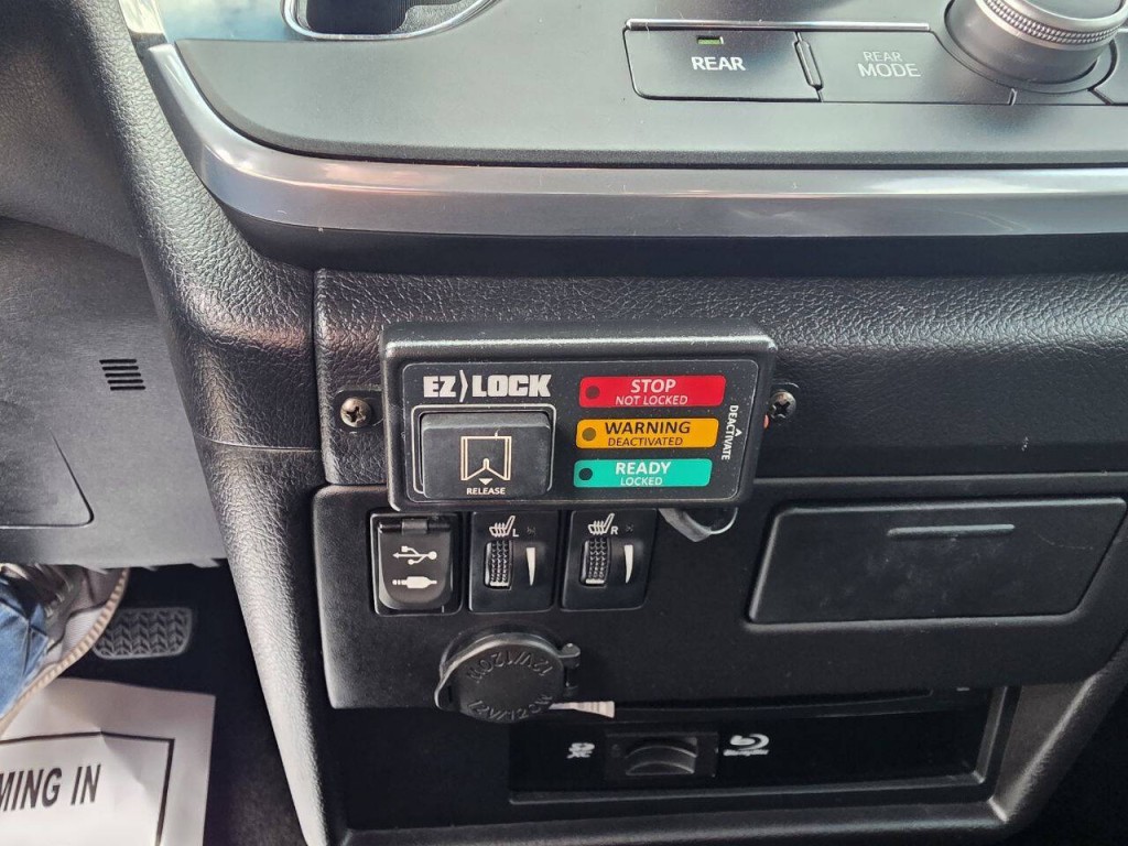 2015 Toyota Sienna Image 21