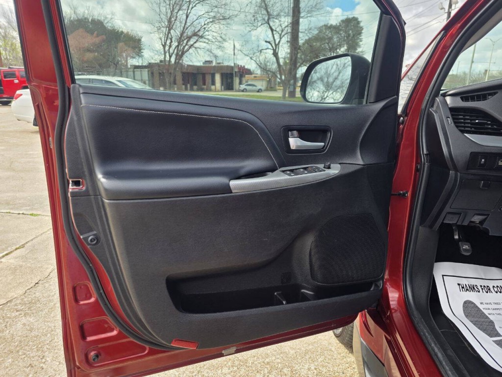 2015 Toyota Sienna Image 22
