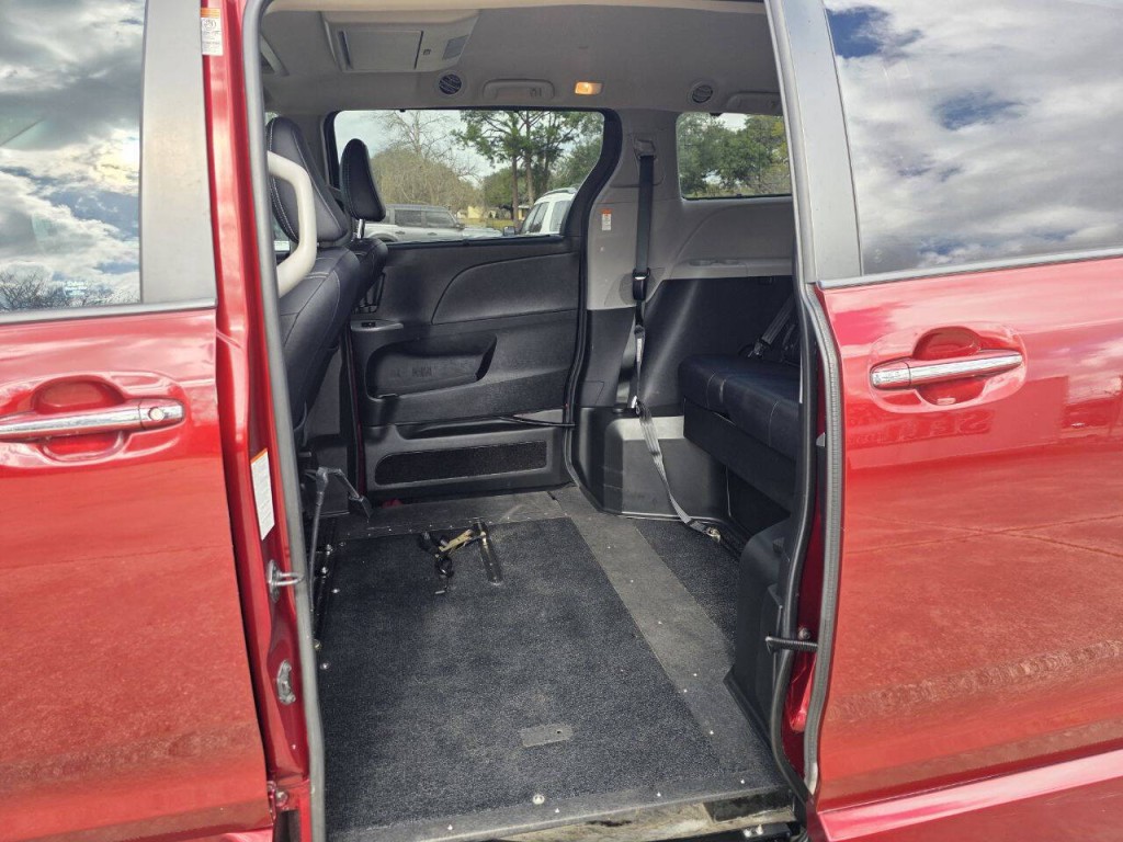 2015 Toyota Sienna Image 23