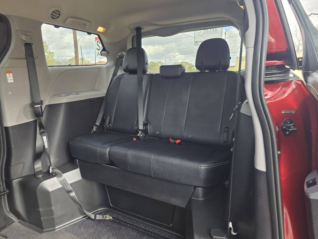2015 Toyota Sienna Image 24