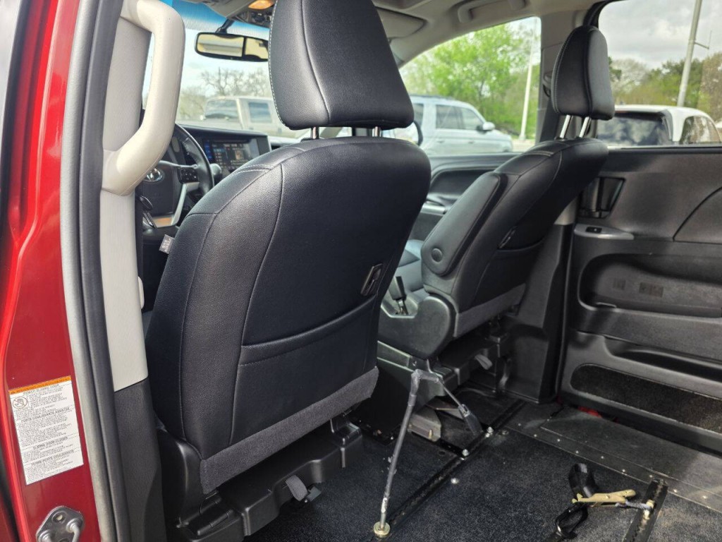 2015 Toyota Sienna Image 25
