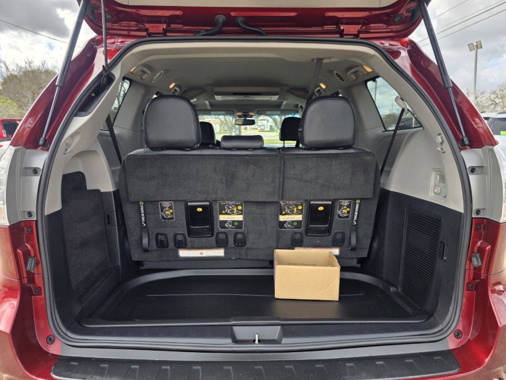 2015 Toyota Sienna Image 26