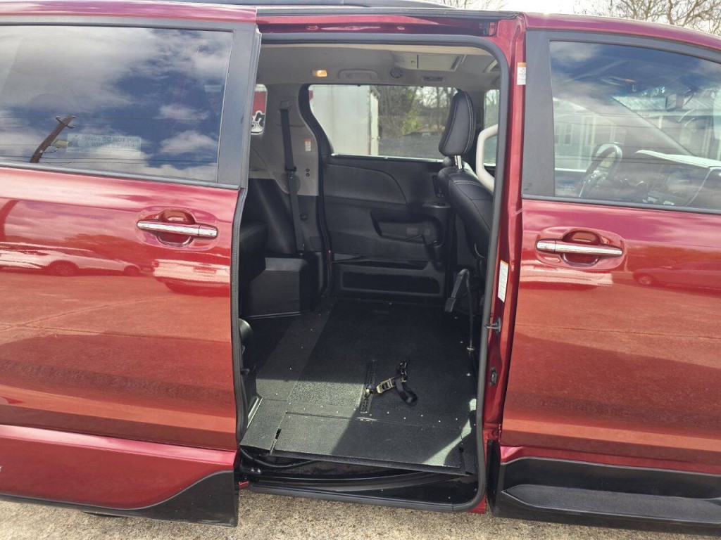 2015 Toyota Sienna Image 30