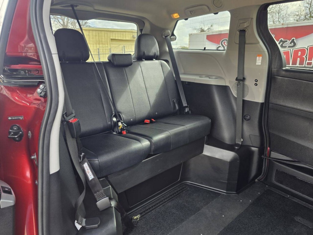 2015 Toyota Sienna Image 31