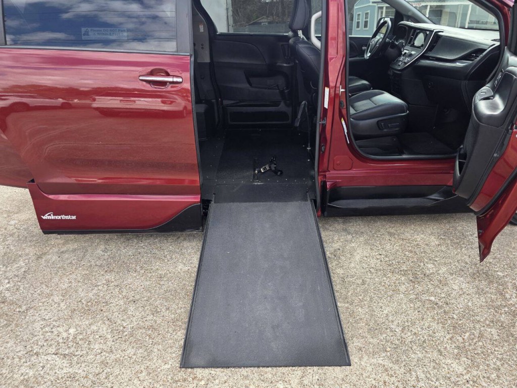 2015 Toyota Sienna Image 34