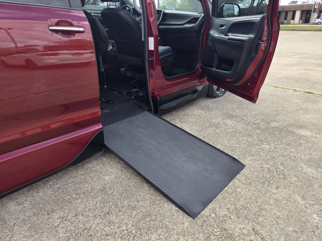 2015 Toyota Sienna Image 35