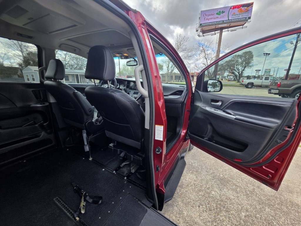 2015 Toyota Sienna Image 36