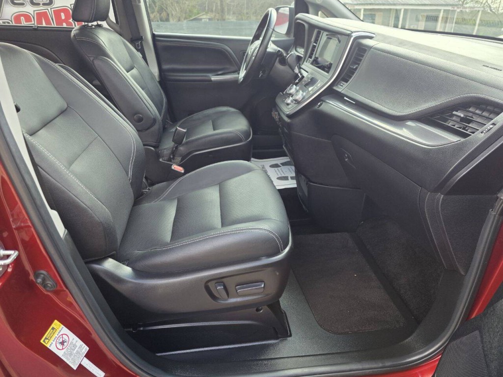 2015 Toyota Sienna Image 37