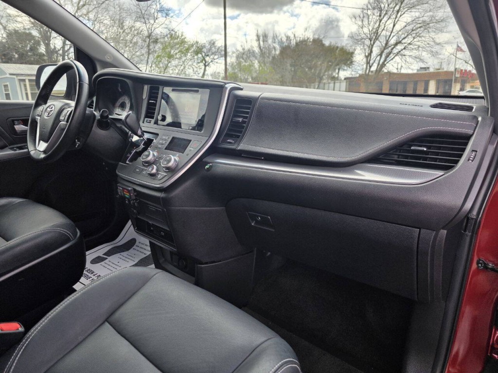 2015 Toyota Sienna Image 38
