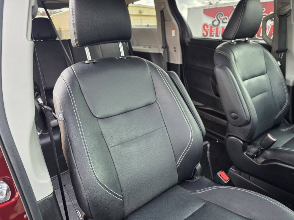 2015 Toyota Sienna Image 39