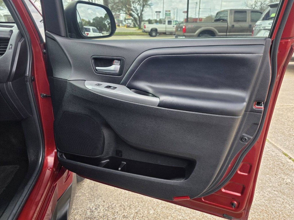 2015 Toyota Sienna Image 40