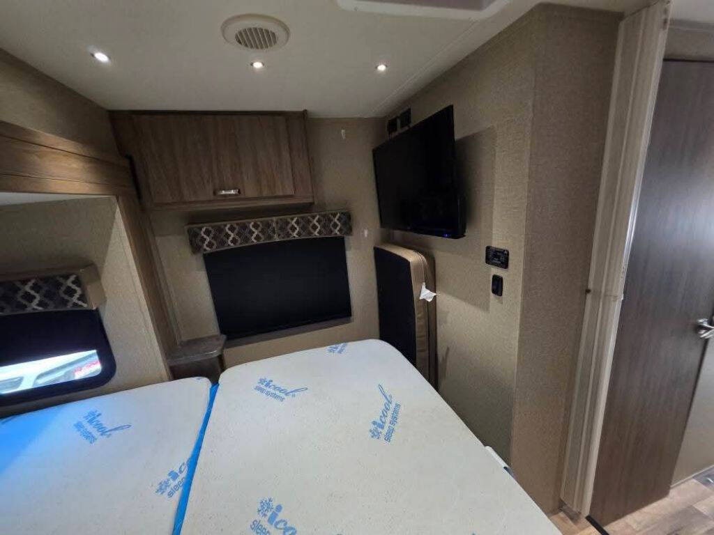 2017 Mercedes-Benz Sprinter Image 28