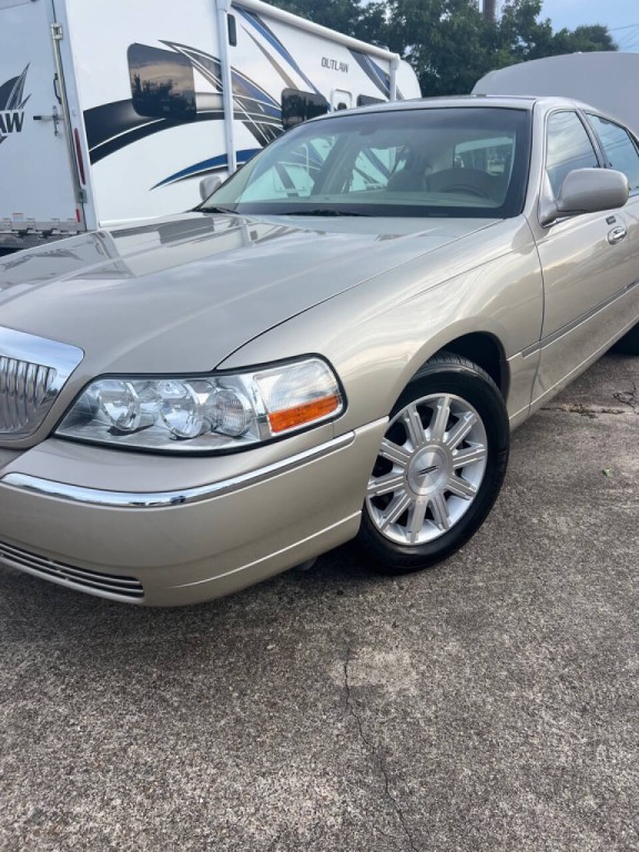 2009 Lincoln Town Car Image 2