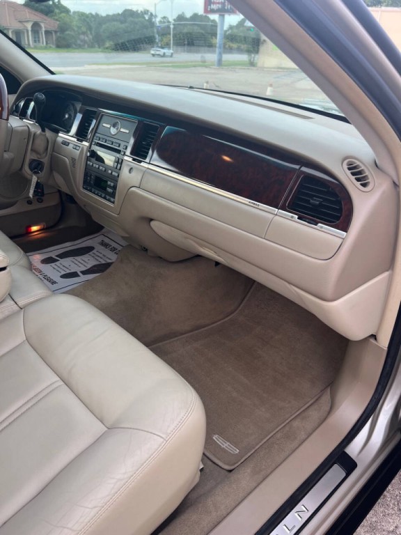 2009 Lincoln Town Car Image 11