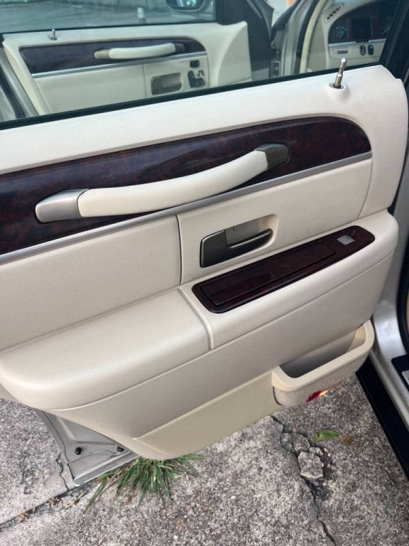 2009 Lincoln Town Car Image 18