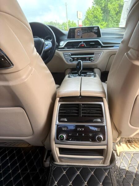 2016 BMW 7 Series Image 24