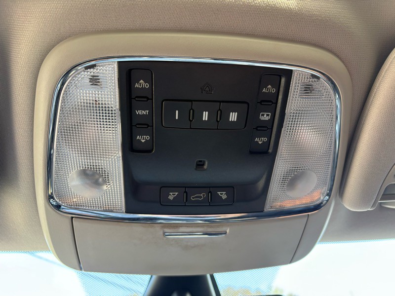 2011 Jeep Grand Cherokee Image 18