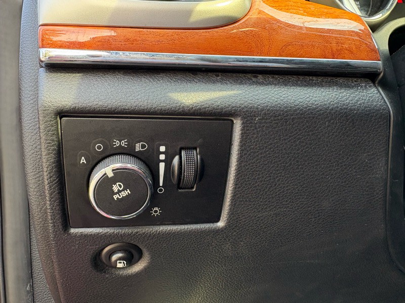 2011 Jeep Grand Cherokee Image 24