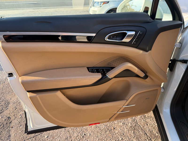 2016 Porsche Cayenne Image 16