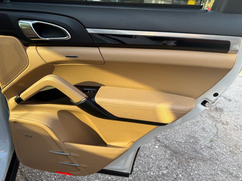 2016 Porsche Cayenne Image 25