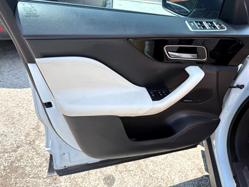 2017 Jaguar F-PACE Image 10