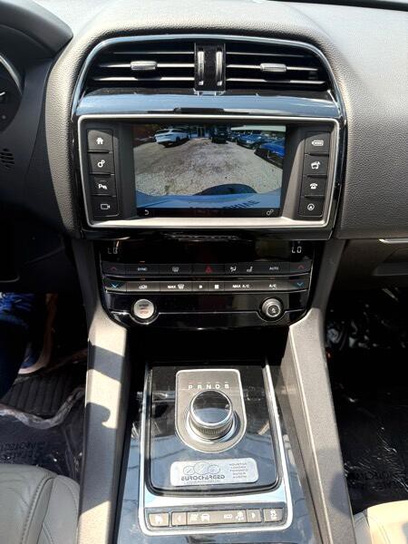 2017 Jaguar F-PACE Image 17