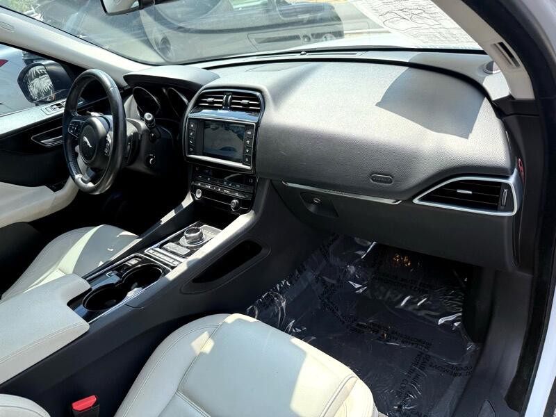 2017 Jaguar F-PACE Image 22
