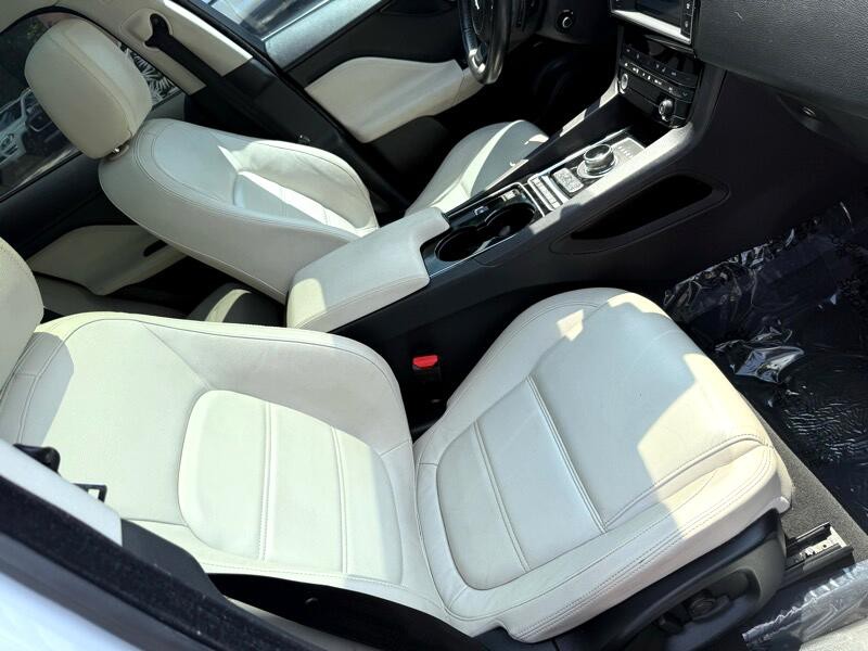 2017 Jaguar F-PACE Image 24