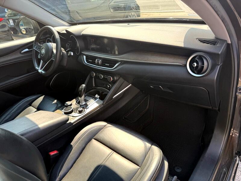 2019 Alfa Romeo Stelvio Image 17