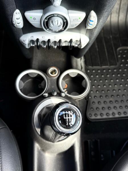 2010 MINI Cooper Image 21