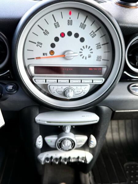2010 MINI Cooper Image 22
