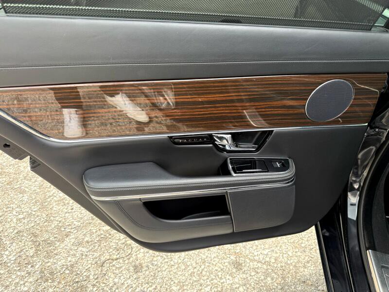 2011 Jaguar XJ Image 12