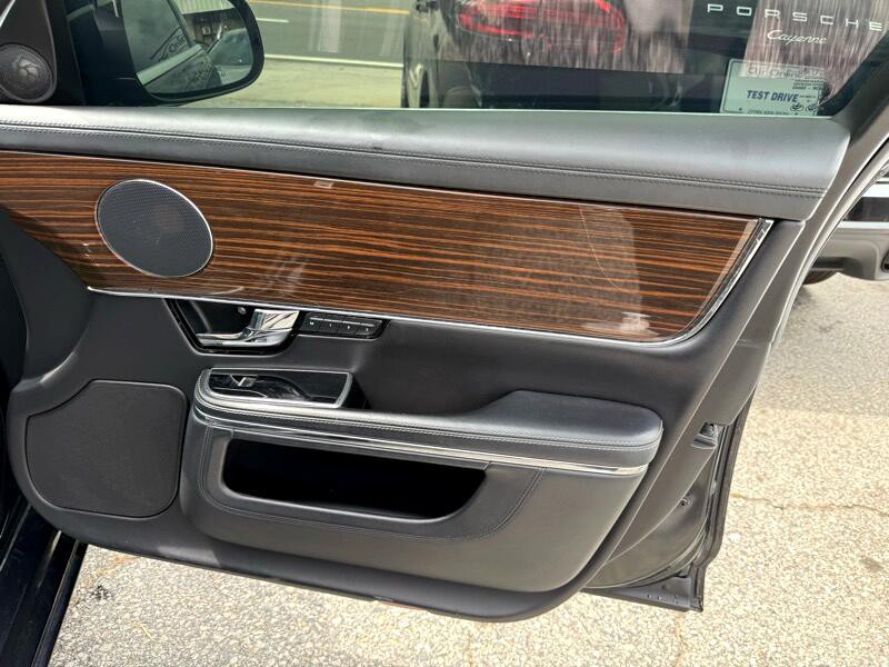 2011 Jaguar XJ Image 16