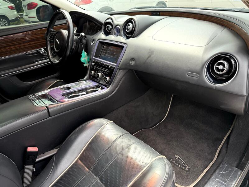 2011 Jaguar XJ Image 17