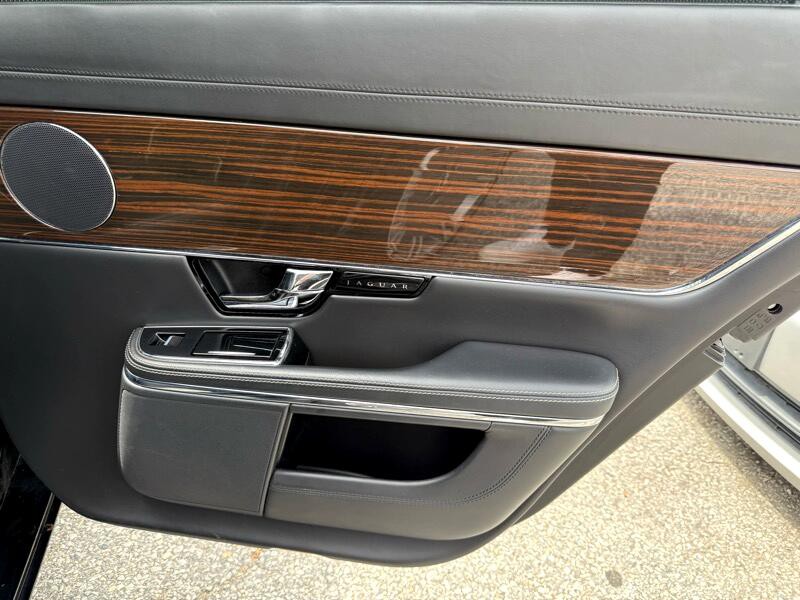 2011 Jaguar XJ Image 19