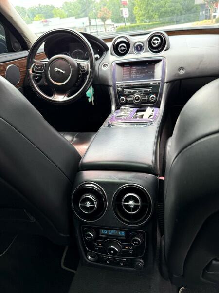 2011 Jaguar XJ Image 22