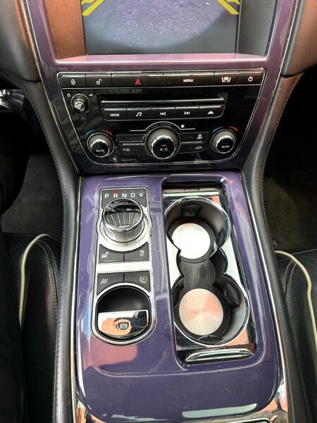 2011 Jaguar XJ Image 24